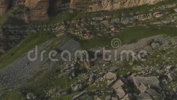 沿着北高加索高原史诗悬崖脚下的岩石悬崖飞行空中摄影视频的预览图