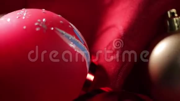 圣诞球在红色缎子上视频的预览图