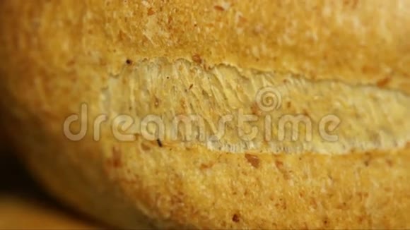 鲜脆可口的面包视频的预览图