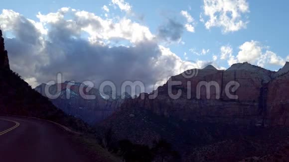驾车穿越犹他州的锡安峡谷国家公园旅游摄影视频的预览图