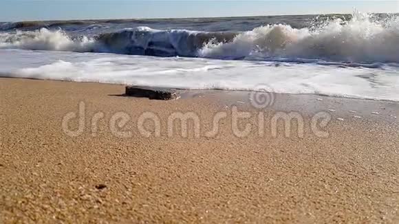 沙滩上的海浪海岸上的慢波视频的预览图