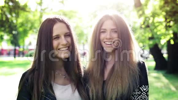 两个在城市公园笑的女孩视频的预览图