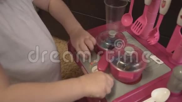 小女孩在玩粉色玩具厨房视频的预览图