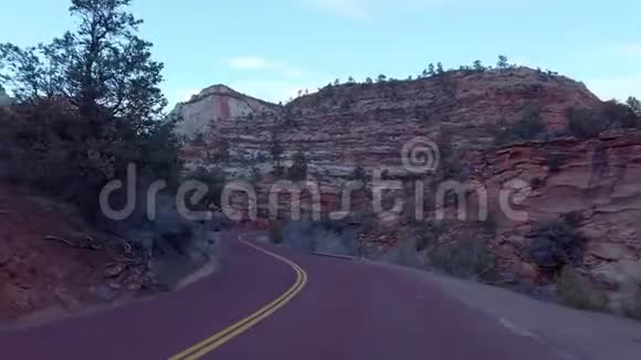 驾车穿越犹他州的锡安峡谷国家公园旅游摄影视频的预览图
