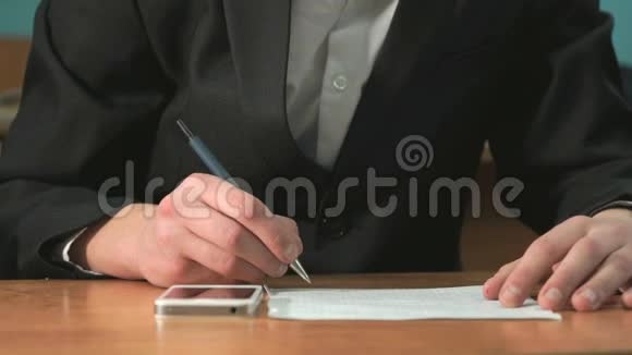 人在文档中使用钢笔书写文字特写视频的预览图