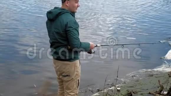 成熟的人在河上钓鱼视频的预览图