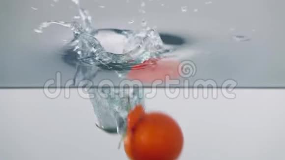 水中的慢动作樱桃番茄视频的预览图