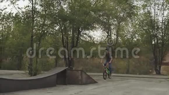 骑手执行一个诡计风格驾驶BMX污垢视频的预览图