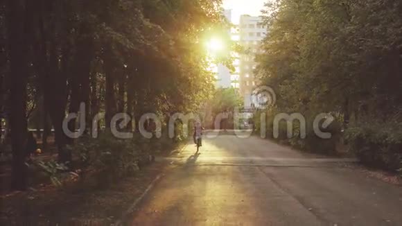 在公园里骑着特殊的BMX自行车的人做巴宾把戏视频的预览图