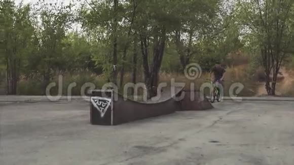 莱德骑着自行车跳过障碍物降落在一个平坦的表面上视频的预览图
