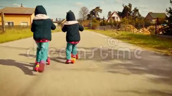 两个小女孩在乡间小路上骑摩托车视频的预览图