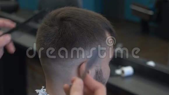 发型师纠正理发师理发时剪的头发视频的预览图