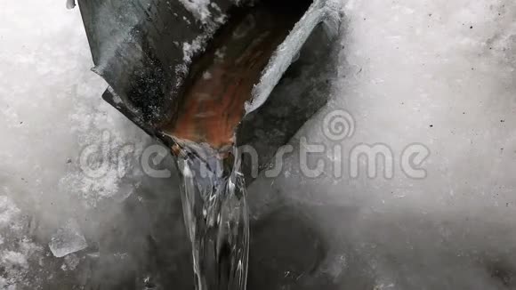 冬天水从冰冻的管道中流出视频的预览图