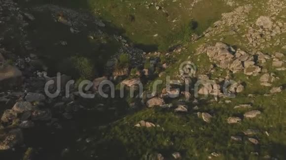 沿着北高加索高原史诗悬崖脚下的岩石悬崖飞行空中摄影视频的预览图