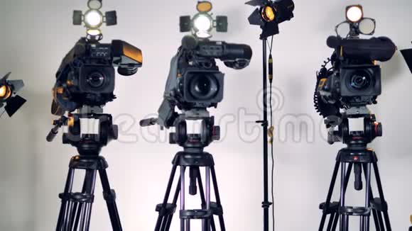 三个摄像头和照明设备上的放大镜头视频的预览图