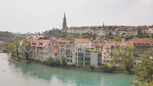 瑞士伯尔尼市有河和桥的老城区景观视频的预览图