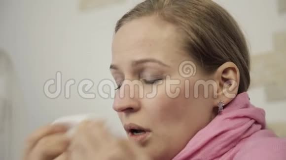 生病的女人用餐巾纸擦鼻子大声打喷嚏视频的预览图