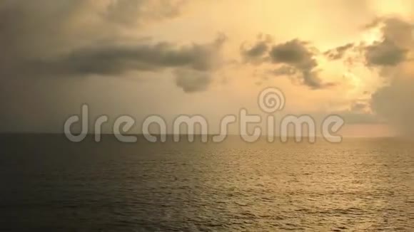 生动的海洋地平线戏剧性的天空和海洋视频的预览图