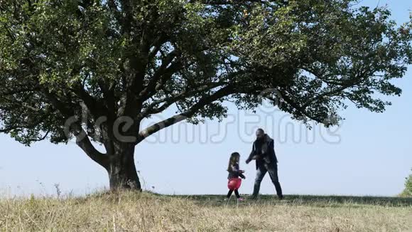 幸福的父亲和女儿的肖像视频的预览图
