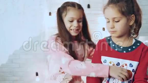 穿着冬天睡衣的孩子互相拥抱视频的预览图