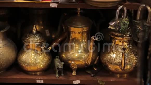 东方纪念品有涂层的花瓶和咖啡壶多彩灯视频的预览图