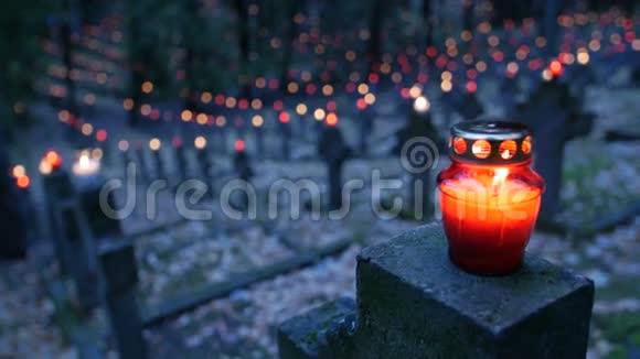 墓地在晚上与彩色蜡烛为所有圣徒日所有圣徒日是11月1日由视频的预览图