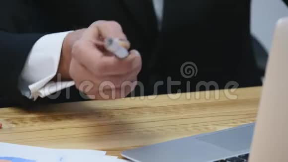 主任在秘书带来的文件上签字近点视频的预览图