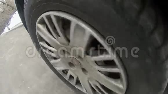 在沥青上移动汽车车轮视频的预览图