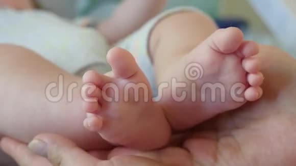 新生婴儿脚和手视频的预览图