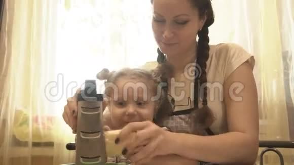妈妈教女儿使用削皮机他们吃奶酪视频的预览图
