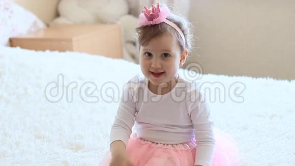 小公主坐着视频的预览图