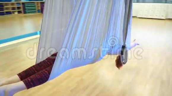 躺在吊床上做瑜伽的女孩周围的景色视频的预览图