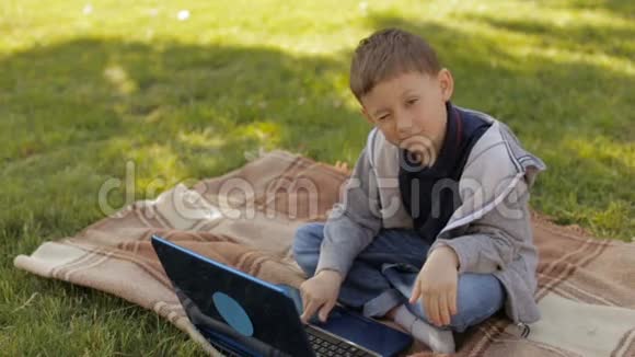有笔记本电脑的男孩动作慢视频的预览图