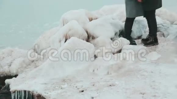 冰石岭年轻的一对夫妇站在冬天的海边特写视图视频的预览图
