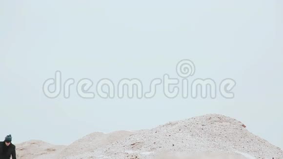 一个女孩和一个男人一起跑手牵着手在沙丘上视频的预览图