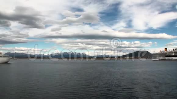 阿根廷火地岛乌斯怀亚港码头的大型游艇视频的预览图