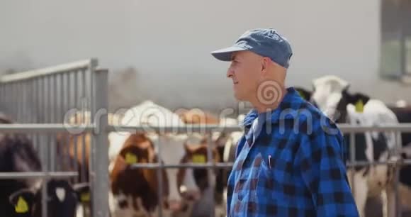 农民在看牛的时候使用数字平板电脑视频的预览图