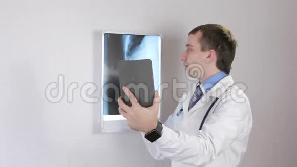 一位年轻的男医生咨询一位病人的视频交流在墙上显示X光的结果视频的预览图