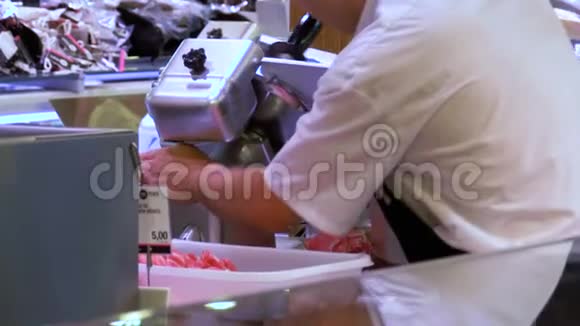 在肉店切鲜肉拉波奎利亚巴塞罗那西班牙视频的预览图