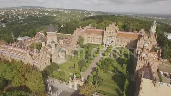 Chernivtsi国立大学院长三圣神学院教堂空中飞行视频的预览图