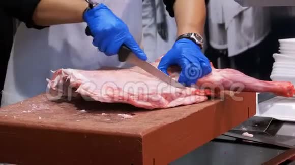 肉夹刀在拉波奎利亚用刀切肉片巴塞罗那西班牙视频的预览图