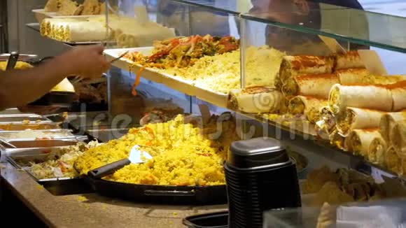 卖方在LaBoqueria市场提供即食食品西班牙巴塞罗那慢动作视频的预览图