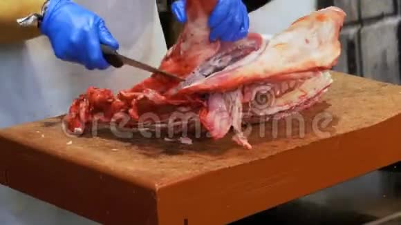 在拉布奎利亚市场上用刀切牛肉肋肉巴塞罗那西班牙视频的预览图