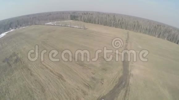 俄罗斯早春农场的空中拍摄视频的预览图