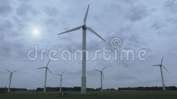 阴天旋转风力涡轮机视频的预览图