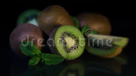 美味美丽的水果猕猴桃和薄荷放在黑桌上视频的预览图