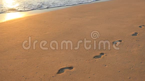 夏威夷威马纳洛海滩沙滩上静态的非常宽的脚印视频的预览图
