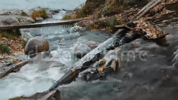 小溪里的冰柱视频的预览图