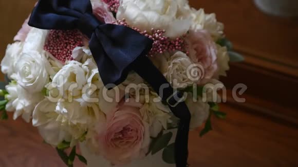漂亮的黑色领带新娘花束婚礼配饰视频的预览图