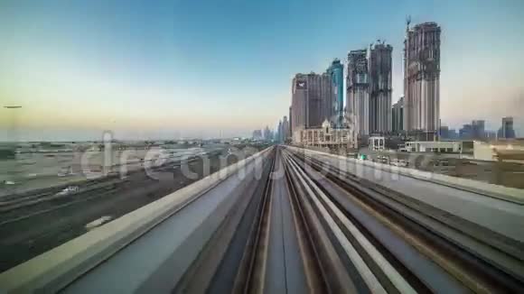 无人驾驶高架铁路地铁系统的POV延时行程与谢赫扎耶德路一起运行视频的预览图